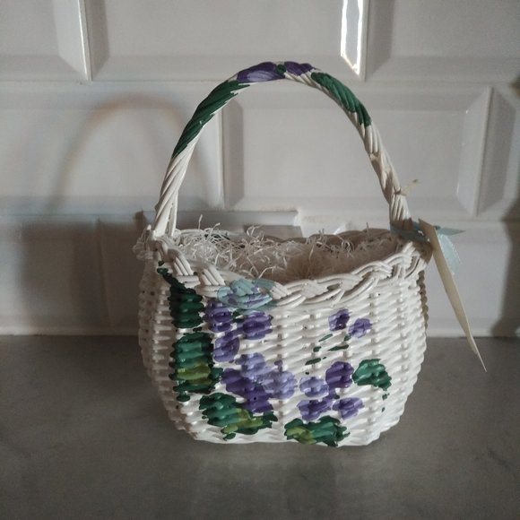NEW WHITE WICKER BASKET WITH HANDLE AND HAND-PAINED PERIWINKLE & PURPLE FLOWERS - Picture 1 of 8